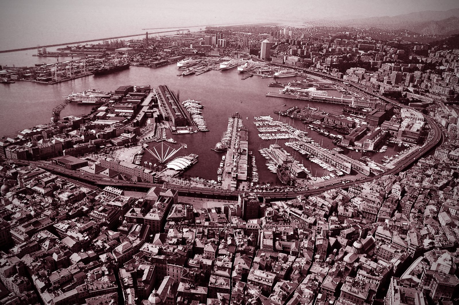 Genova e il porto dall’alto